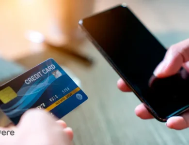 کارت بانکی کنار گوشی موبایل